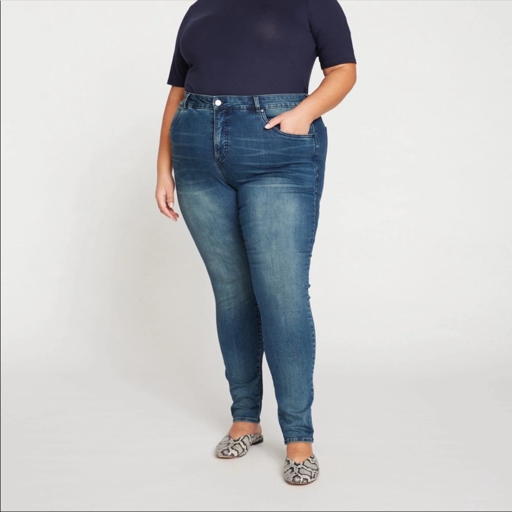 Seine High Rise Skinny Jeans 27” inseam
Distressed Blue- M/18/20/1X/2X